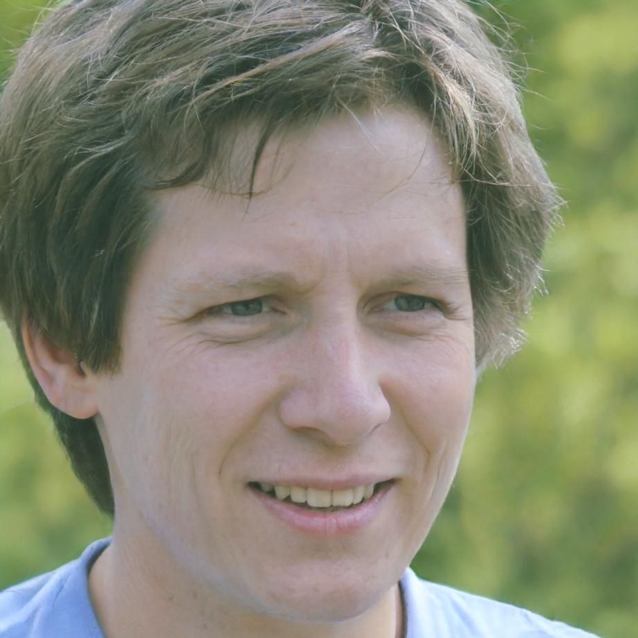 Ritratto di Giacomo Baldini, direttore creativo di sonirevalex