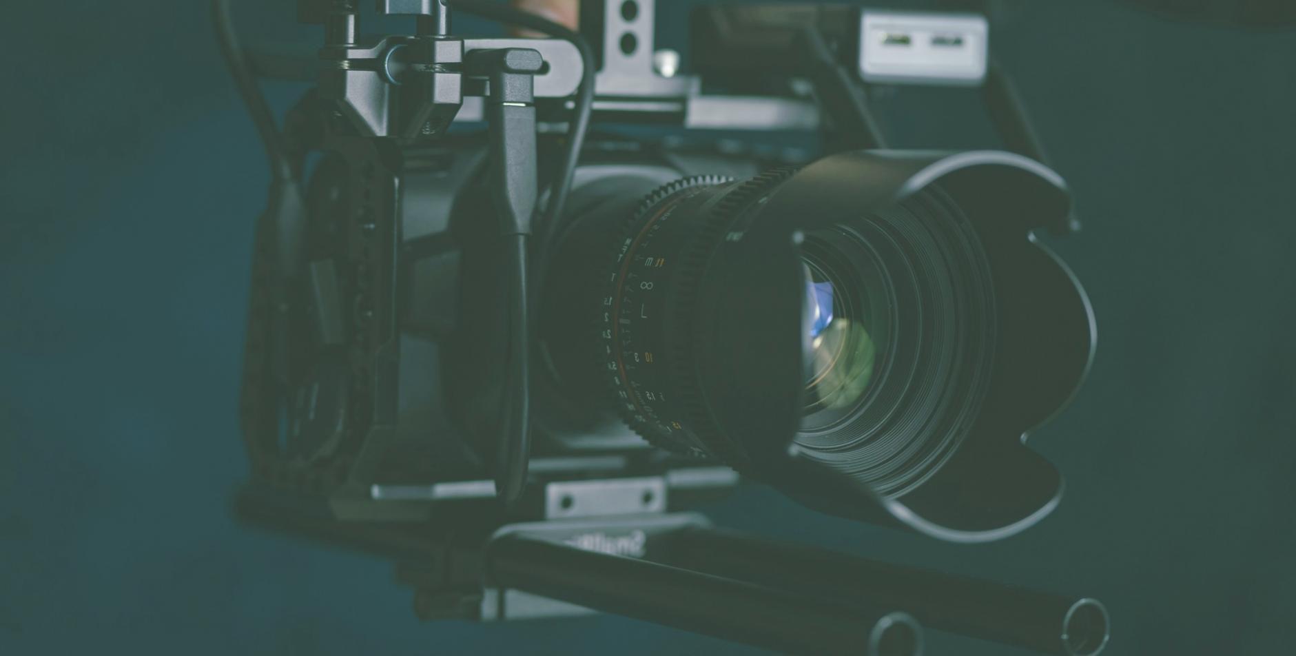 Studenti che collaborano su un progetto di motion graphics